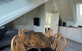 Stunning Hilltop Nest Unparalleled Views - Ideal For Tourists Business